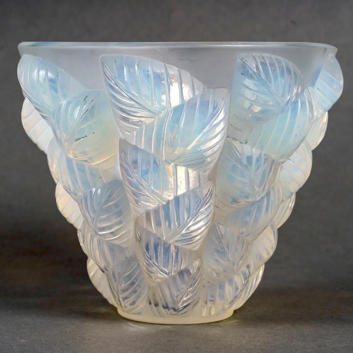 Art Deco 1927 René Lalique - Vase Moissac Opalescent Glass