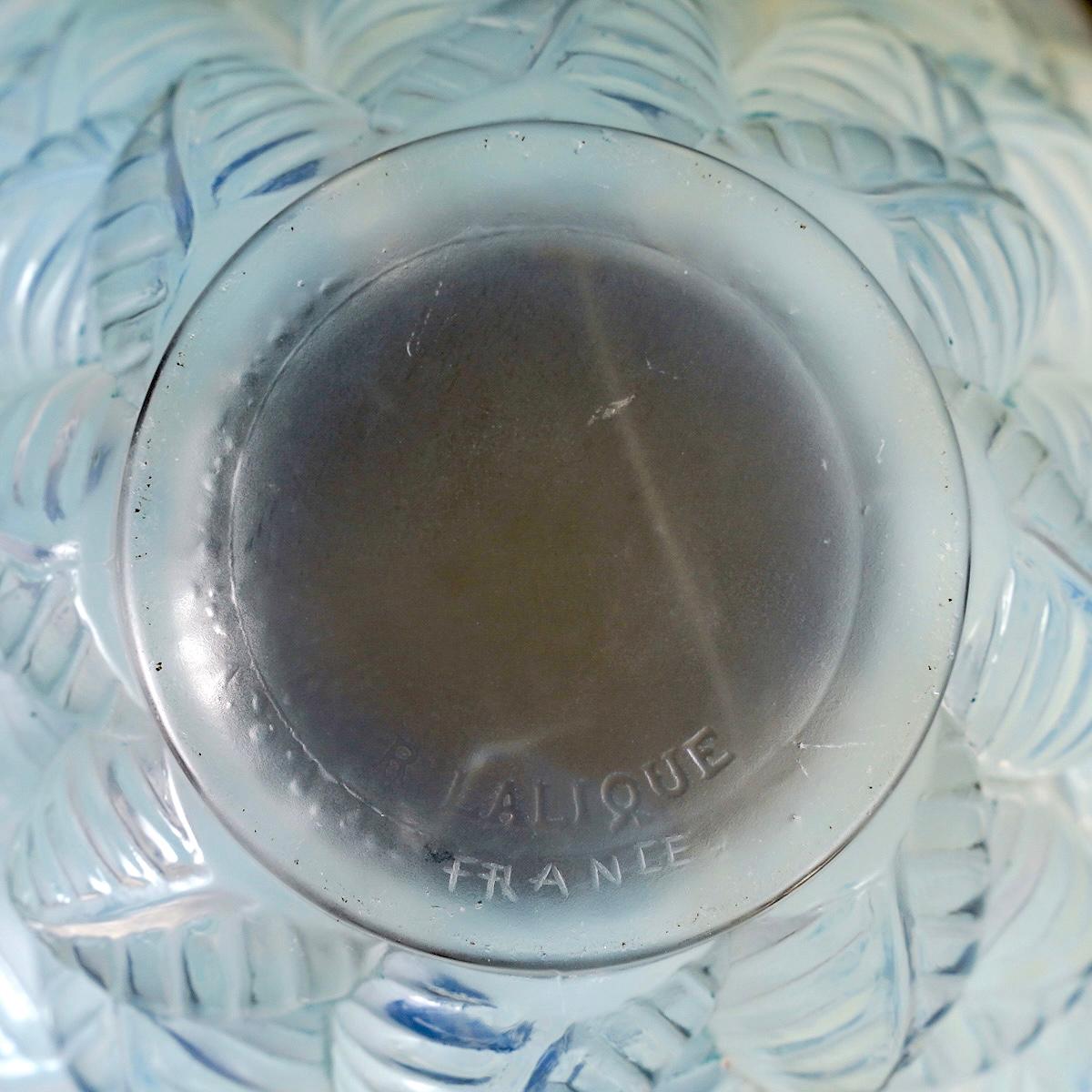 1927 René Lalique - Vase Moissac Opalescent Glass In Good Condition In Boulogne Billancourt, FR