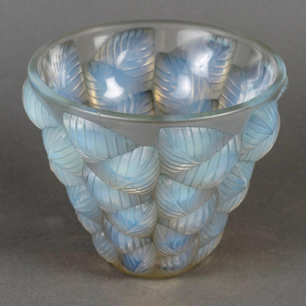 Art Déco 1927 René Lalique - Vaso di vetro opalescente Moissac con patina blu in vendita