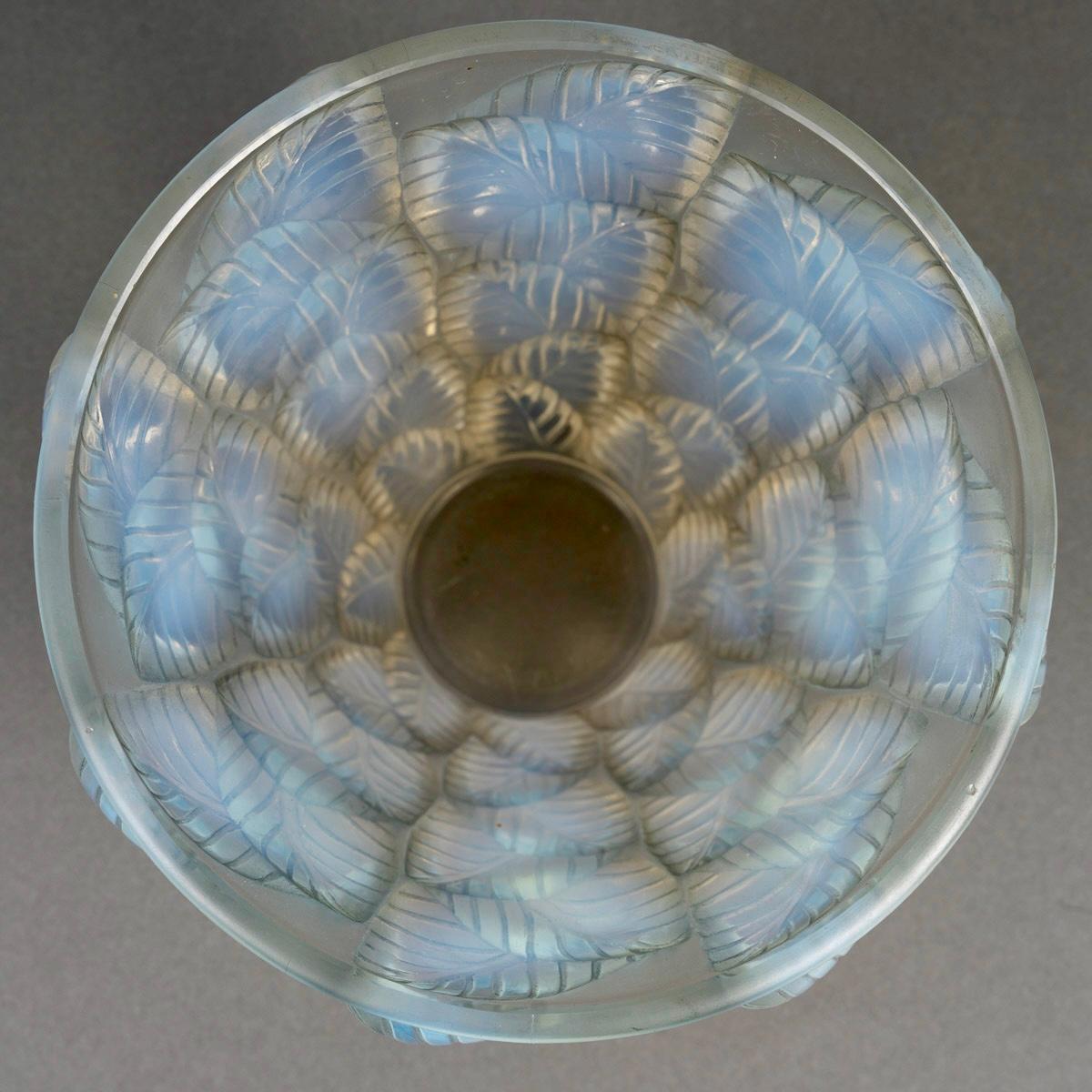 Francese 1927 René Lalique - Vaso di vetro opalescente Moissac con patina blu in vendita