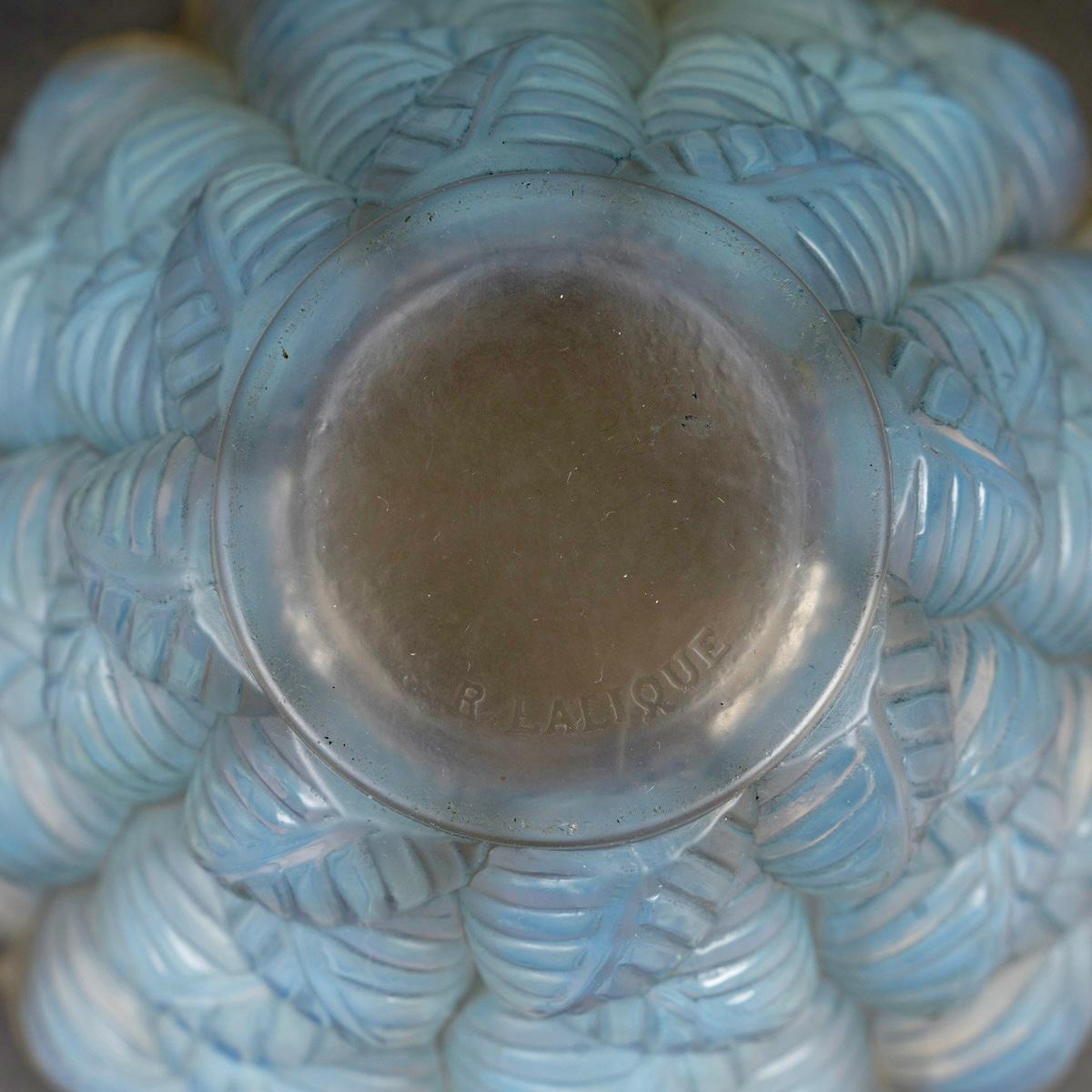 1927 René Lalique - Vaso di vetro opalescente Moissac con patina blu In condizioni buone in vendita a Boulogne Billancourt, FR