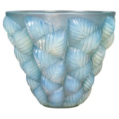 1927 René Lalique - Vase Moissac Verre opalescent à patine bleue