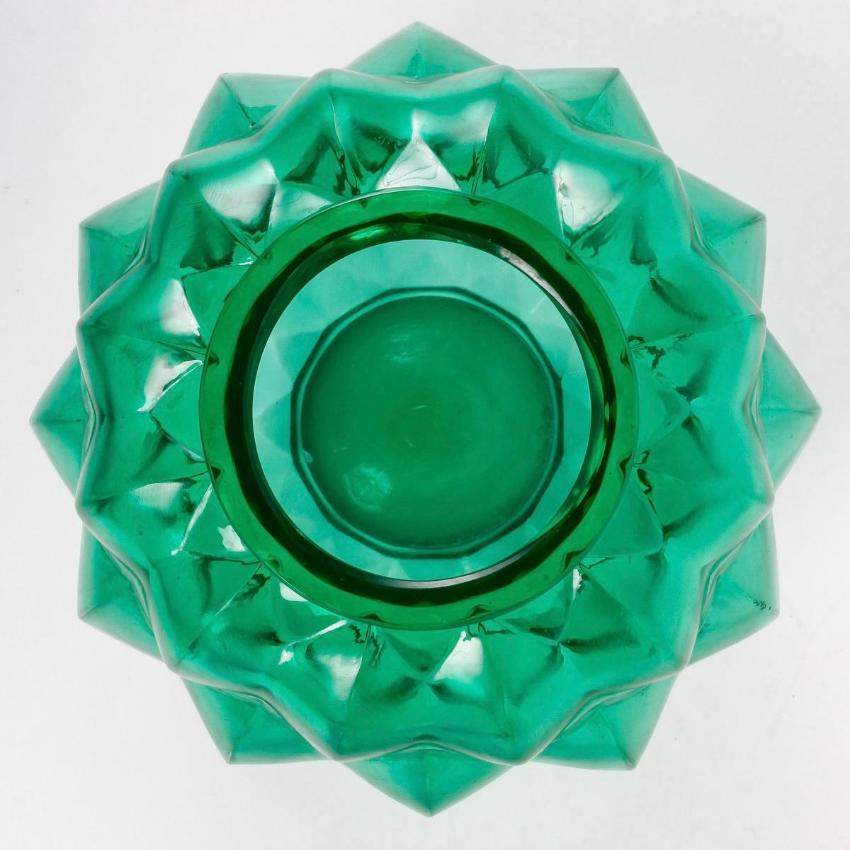 French 1927 René Lalique - Vase Nivernais Emerald Green Glass For Sale