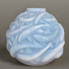 1927 : Vase « Poissons d'Oléron » de René Lalique, en verre opalescent moulé, avec patine bleue