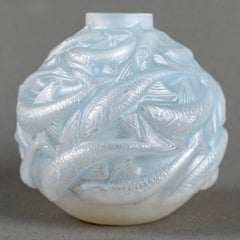 1927 Vaso di René Lalique con pesci di Oléron, in vetro opalescente con patina blu