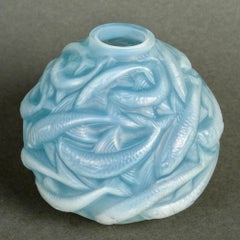 1927 René Lalique Vase Oleron Opaleszierendes Glas mit blauer Patina