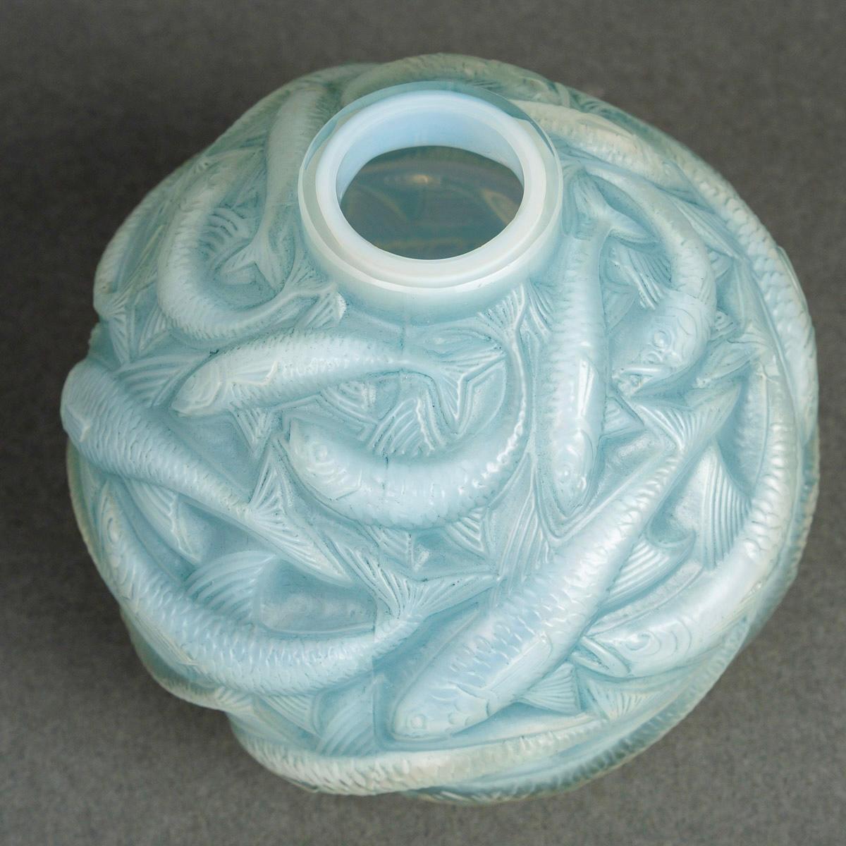 1927 Jarrón René Lalique Oleron Cristal opalescente con pátina azul Art Decó en venta