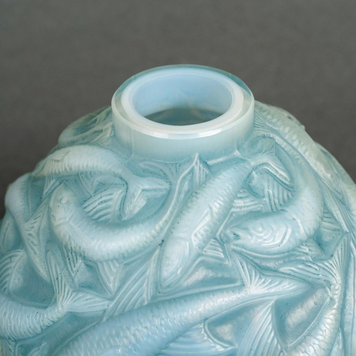 1927 Jarrón René Lalique Oleron Cristal opalescente con pátina azul Francés en venta