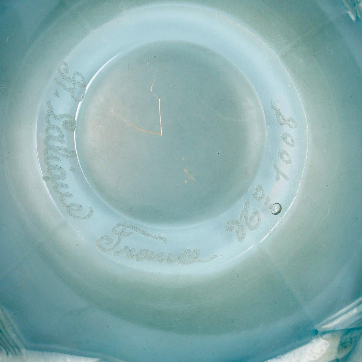 1927 Jarrón René Lalique Oleron Cristal opalescente con pátina azul Moldeado en venta