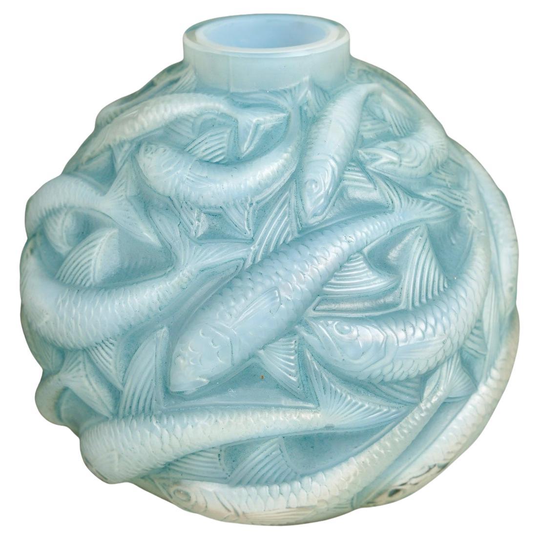 1927 Jarrón René Lalique Oleron Cristal opalescente con pátina azul