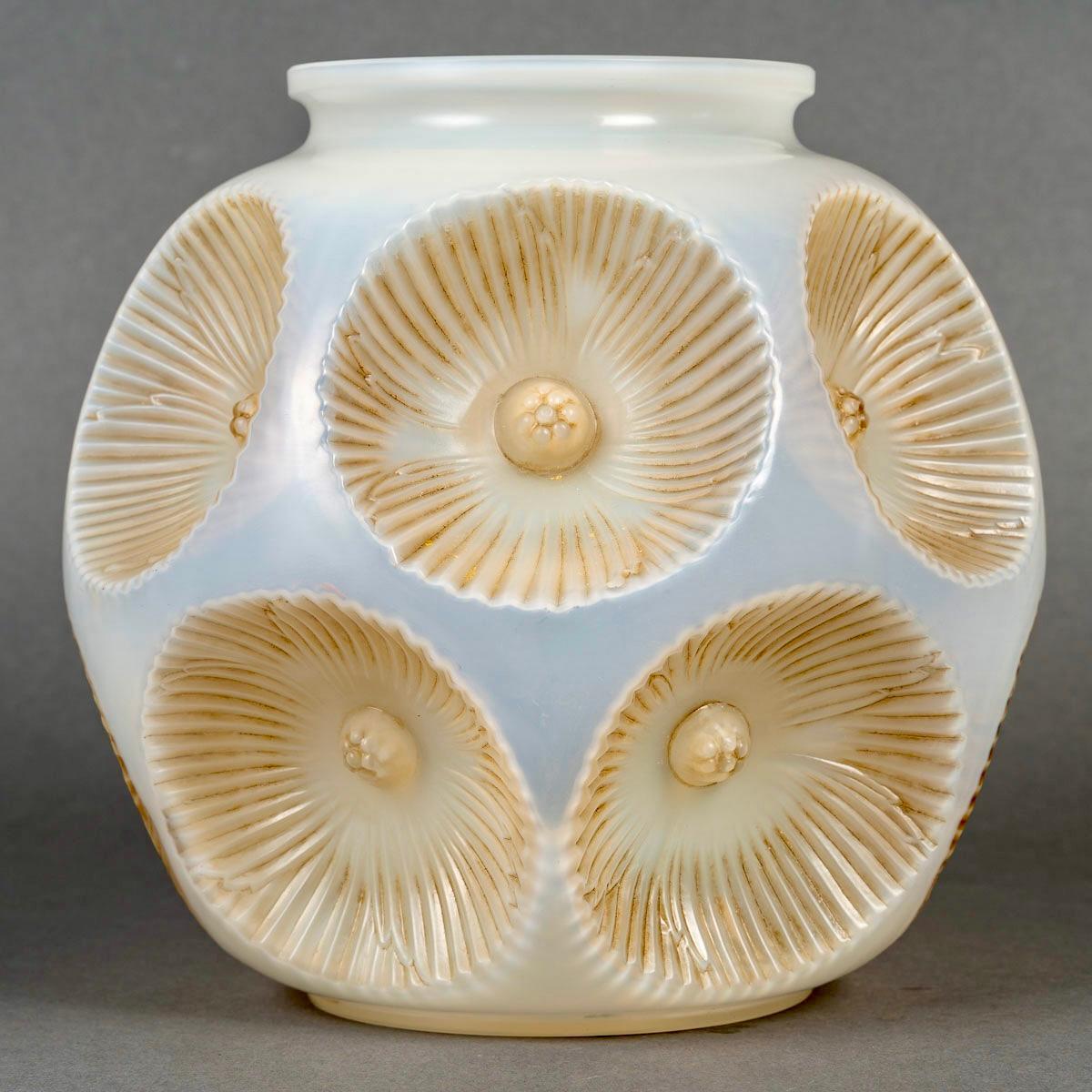 Art Déco 1927 René Lalique Vaso Picardie in vetro opalescente incamiciato con patina seppia in vendita