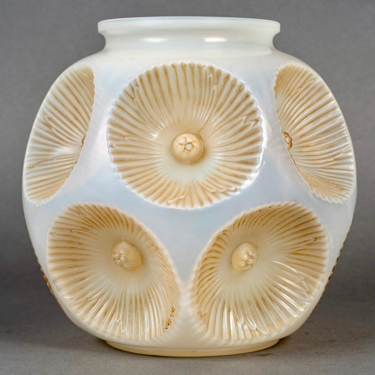 Francese 1927 René Lalique Vaso Picardie in vetro opalescente incamiciato con patina seppia in vendita