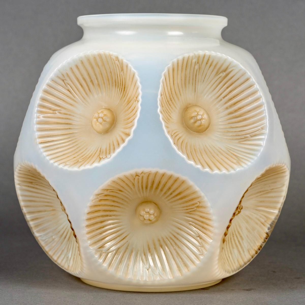 Stampato 1927 René Lalique Vaso Picardie in vetro opalescente incamiciato con patina seppia in vendita