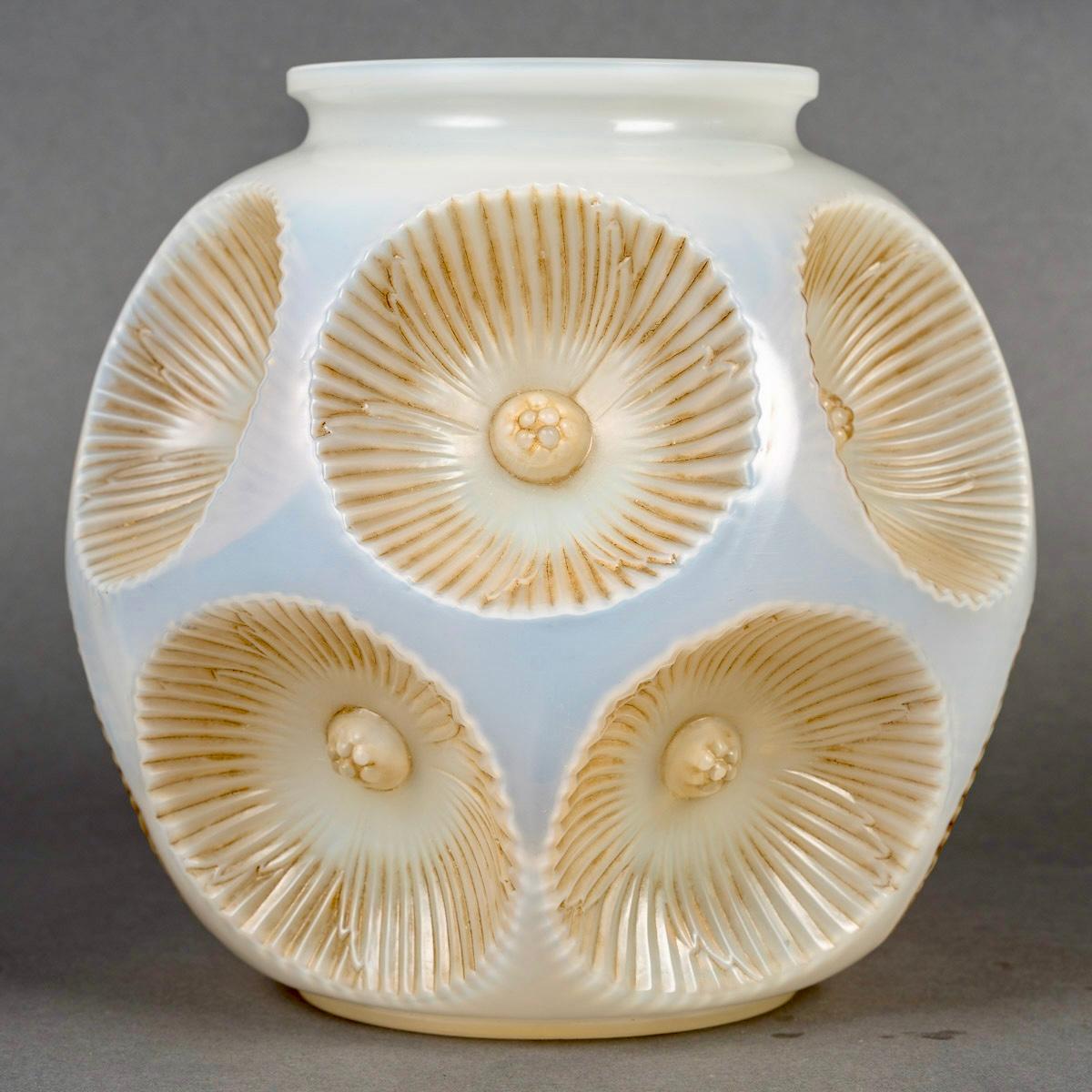1927 René Lalique Vaso Picardie in vetro opalescente incamiciato con patina seppia In condizioni buone in vendita a Boulogne Billancourt, FR