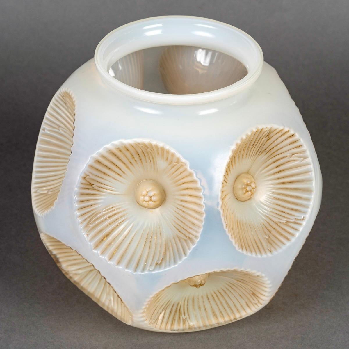 Inizio XX secolo 1927 René Lalique Vaso Picardie in vetro opalescente incamiciato con patina seppia in vendita