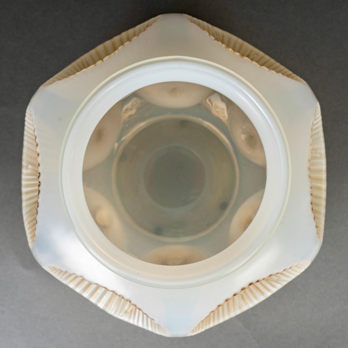 Vetro soffiato 1927 René Lalique Vaso Picardie in vetro opalescente incamiciato con patina seppia in vendita