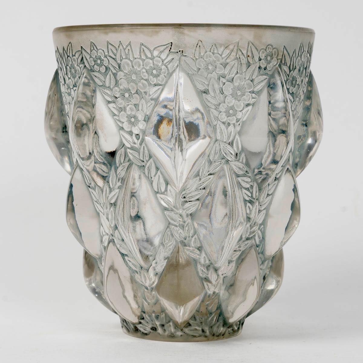 1927 René Lalique Vase Rampillon Milchglas mit blau-grauer Patina (Französisch)