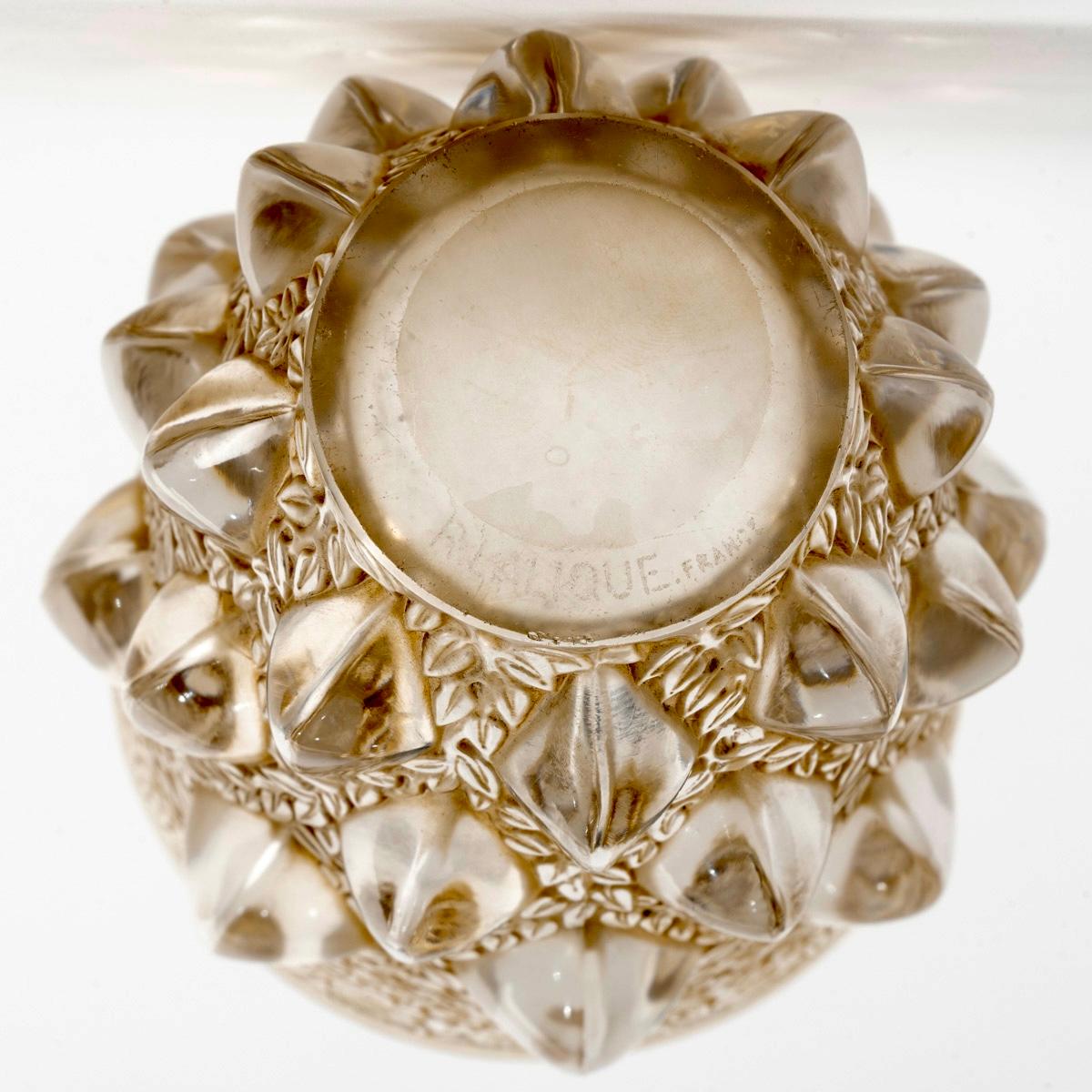 Moulé 1927 René Lalique Vase Rampillon Verre dépoli à patine sépia