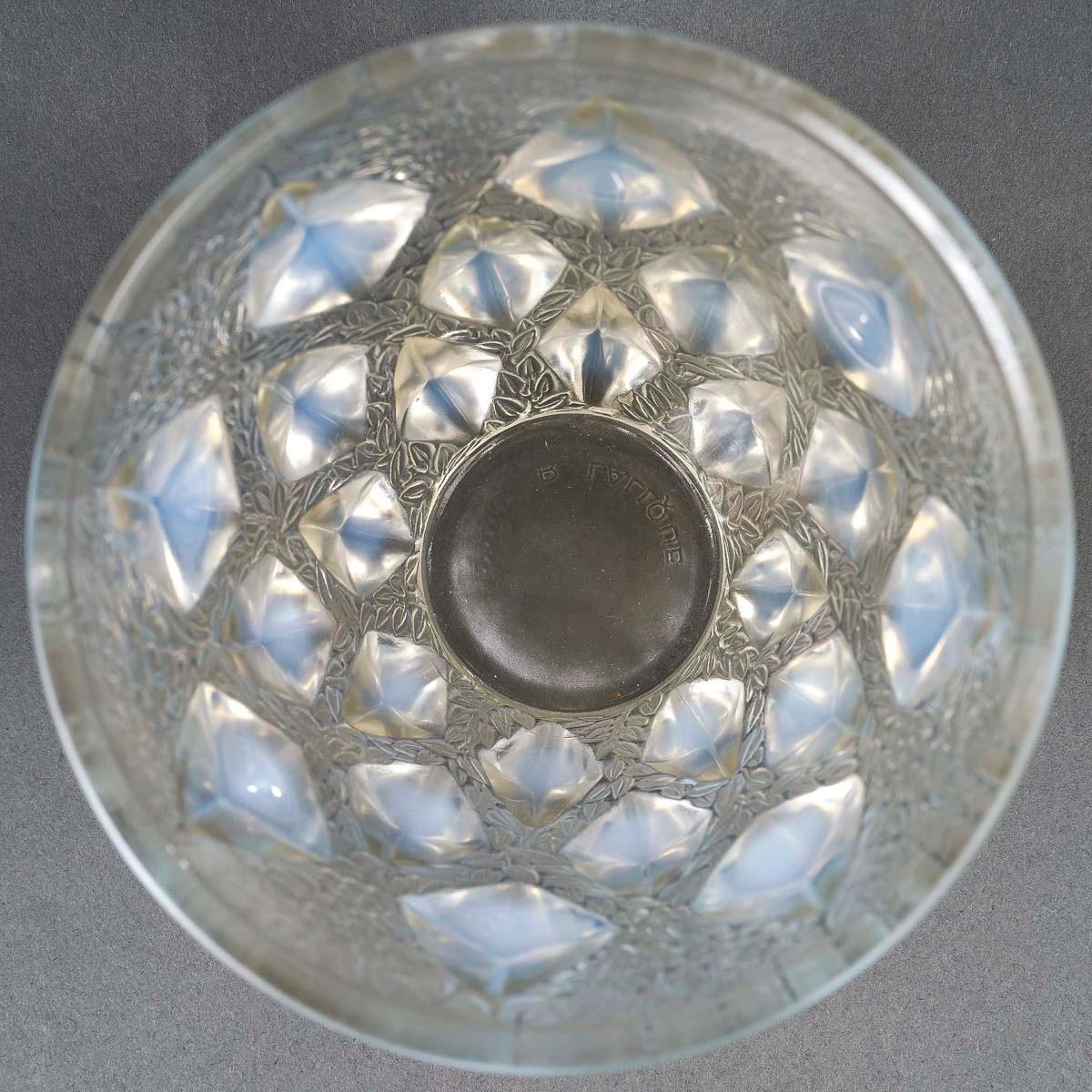 1927 Rene Lalique Vase Rampillon Opalisierendes Glas Graue Patina (Art déco) im Angebot