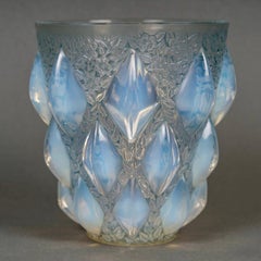 1927 René Lalique - Vase Rampillon Verre opalescent à patine bleue