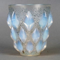 1927 René Lalique - Vase Rampillon Verre opalescent à patine bleue