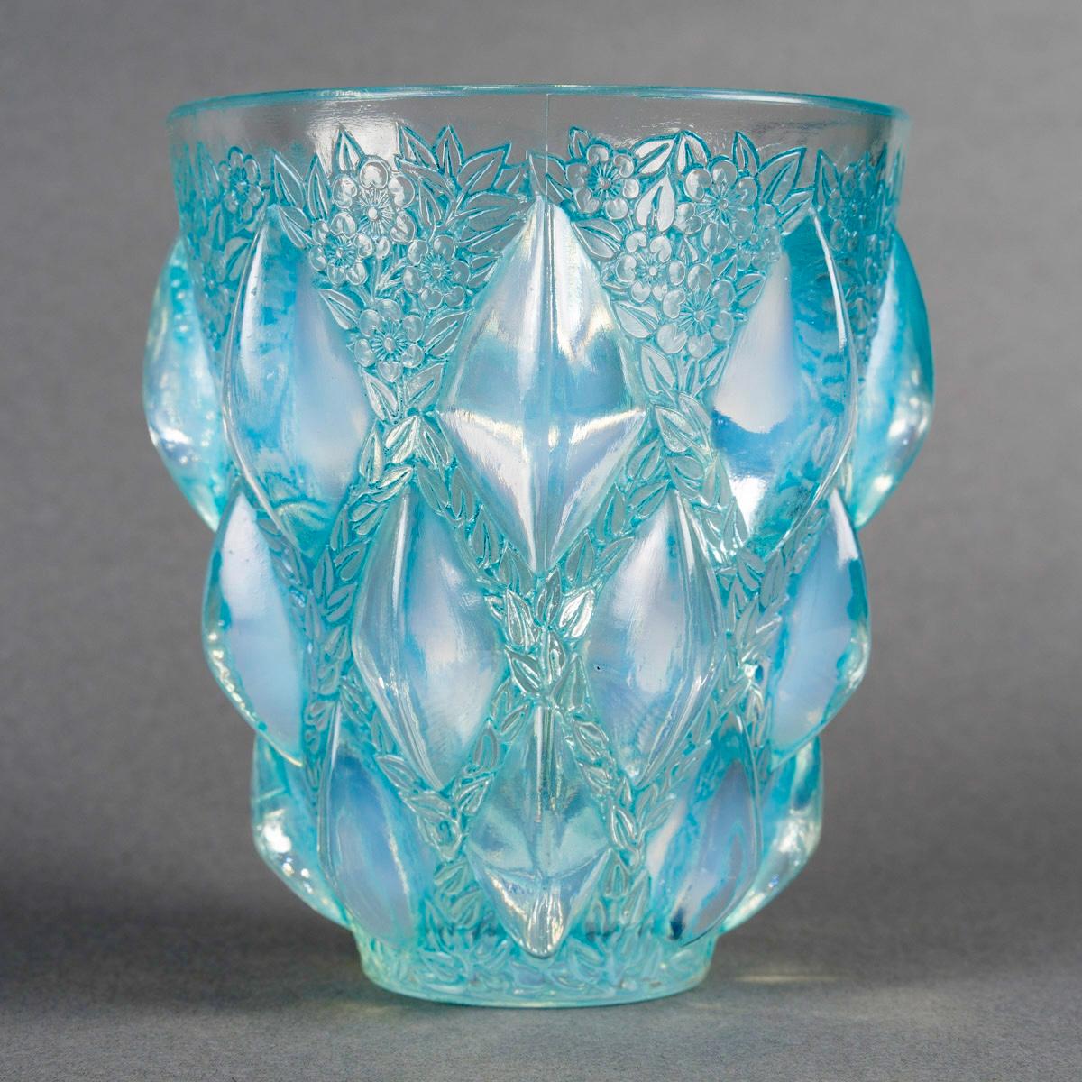 1927 René Lalique - Jarrón Rampillon Cristal opalescente con pátina azul Art Decó