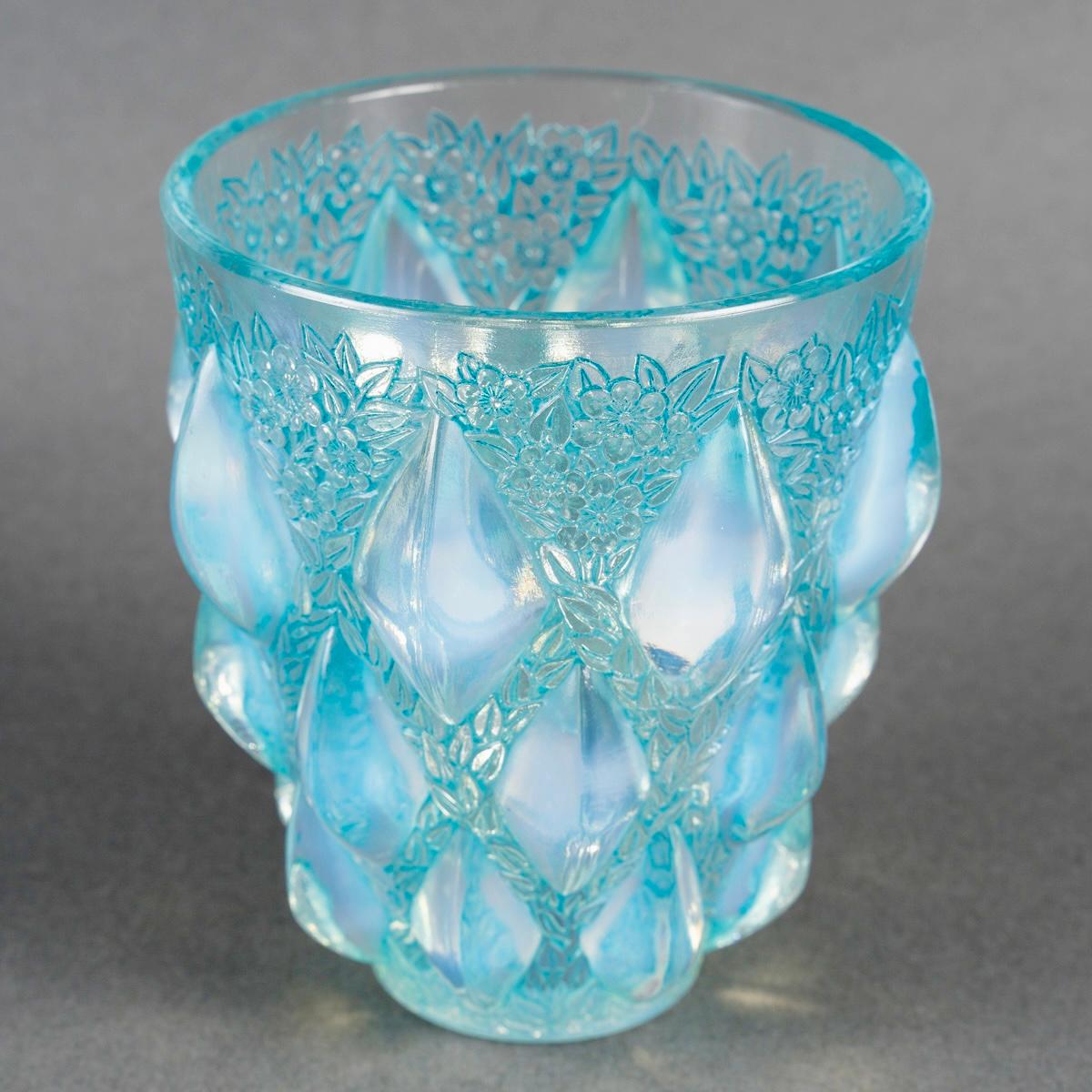 1927 René Lalique - Jarrón Rampillon Cristal opalescente con pátina azul Francés