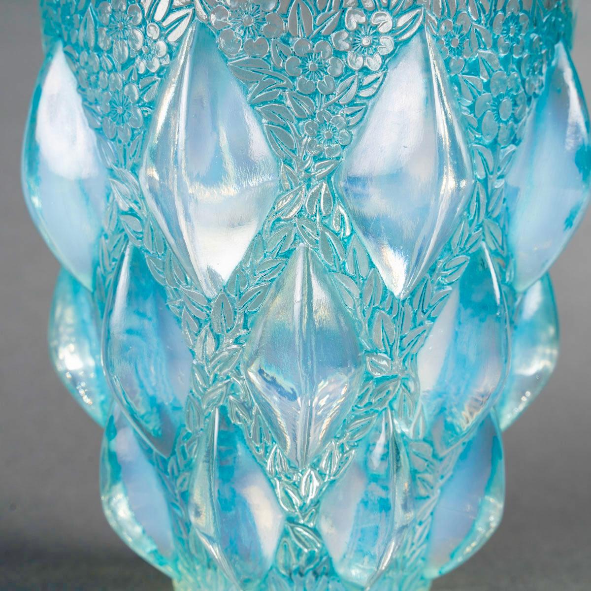 1927 René Lalique - Jarrón Rampillon Cristal opalescente con pátina azul Moldeado