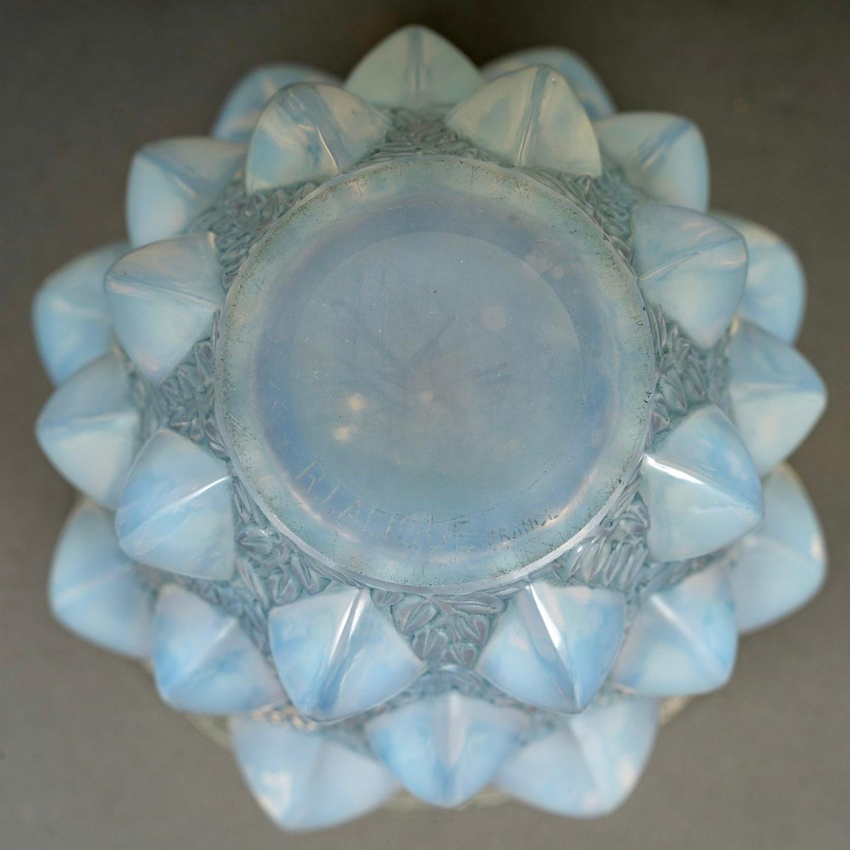 1927 René Lalique - Vase Rampillon Opalescent Glass With Blue Patina In Good Condition In Boulogne Billancourt, FR