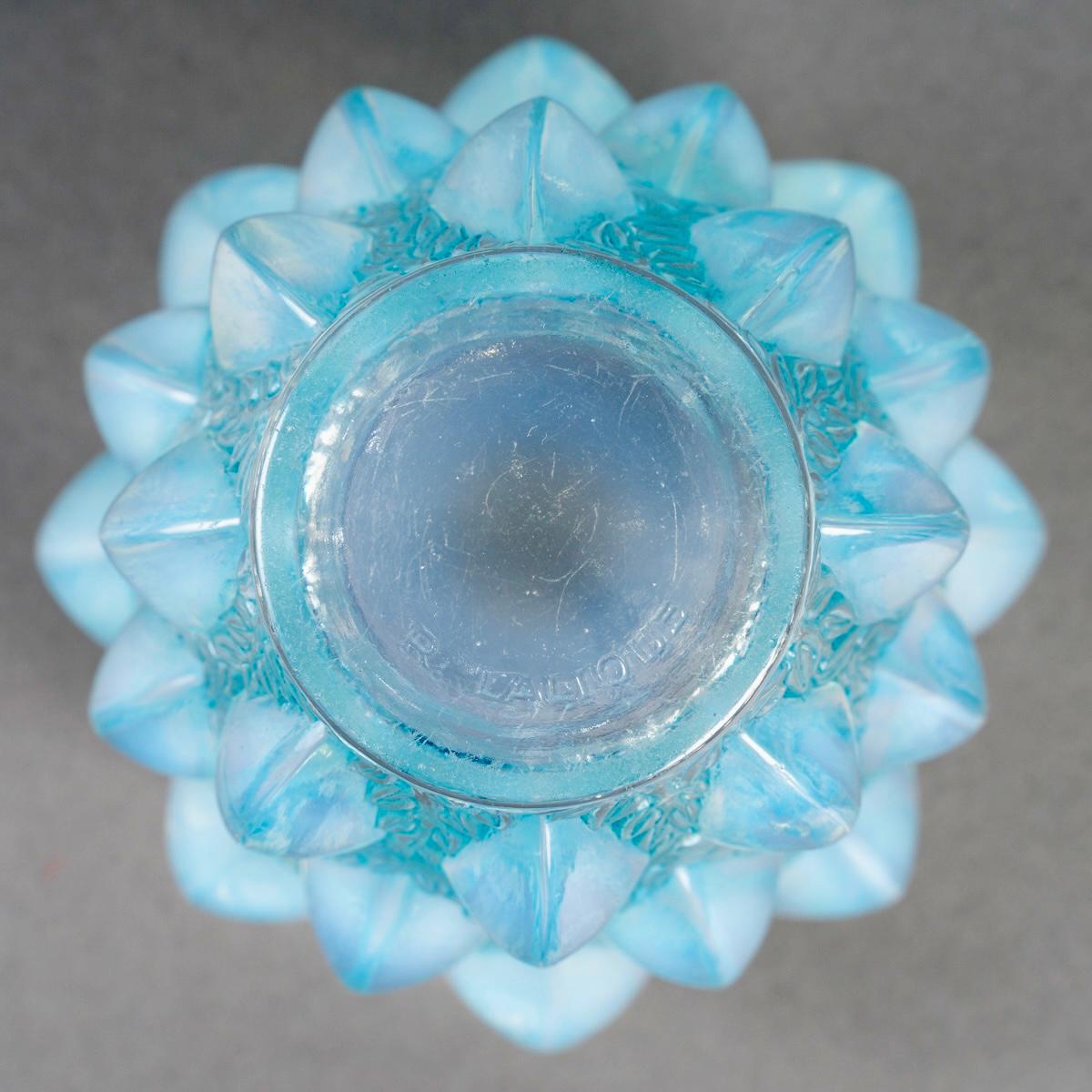 1927 René Lalique - Jarrón Rampillon Cristal opalescente con pátina azul en Bueno Estado en Boulogne Billancourt, FR