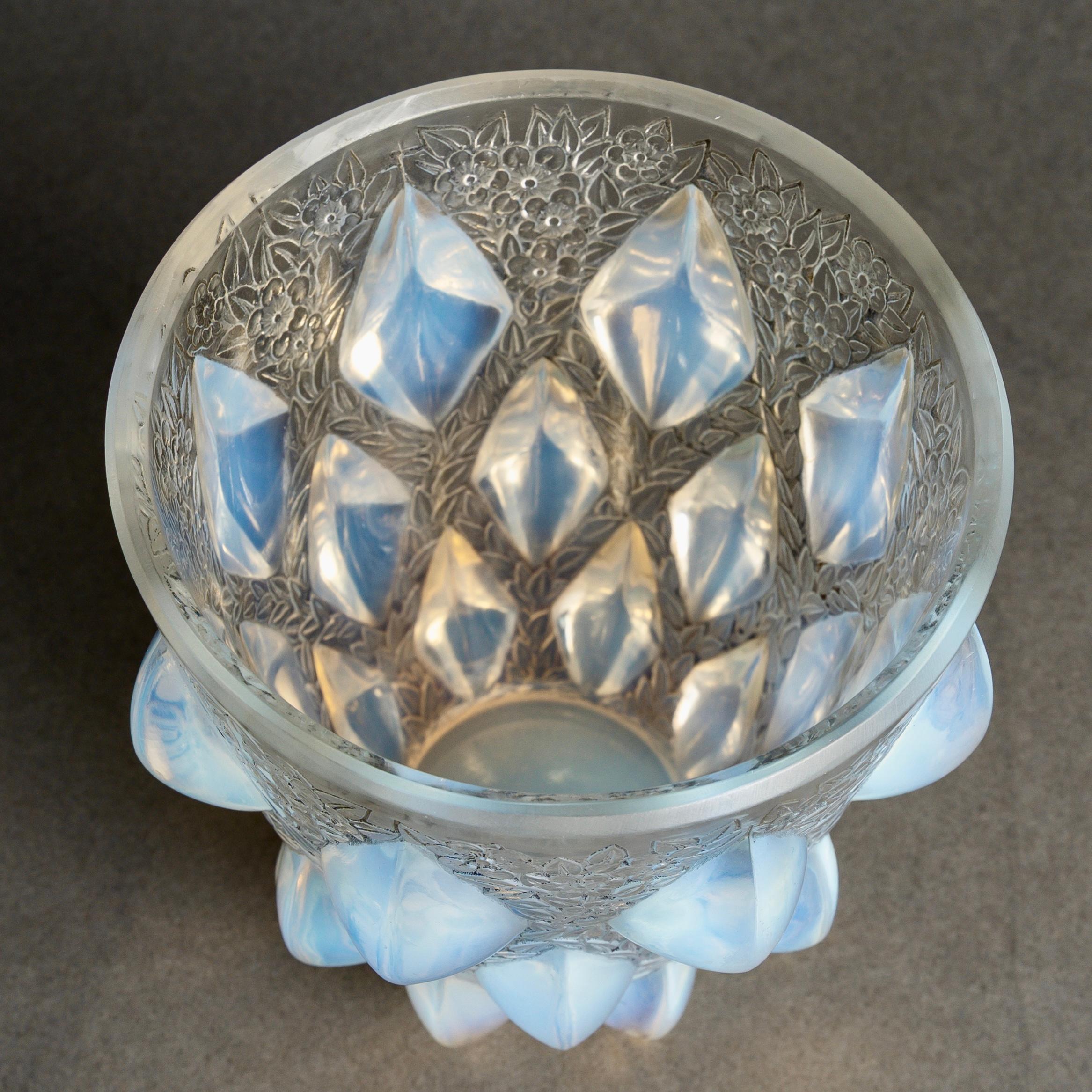 Art Déco 1927 René Lalique - Vaso Rampillon in vetro opalescente con patina grigia in vendita
