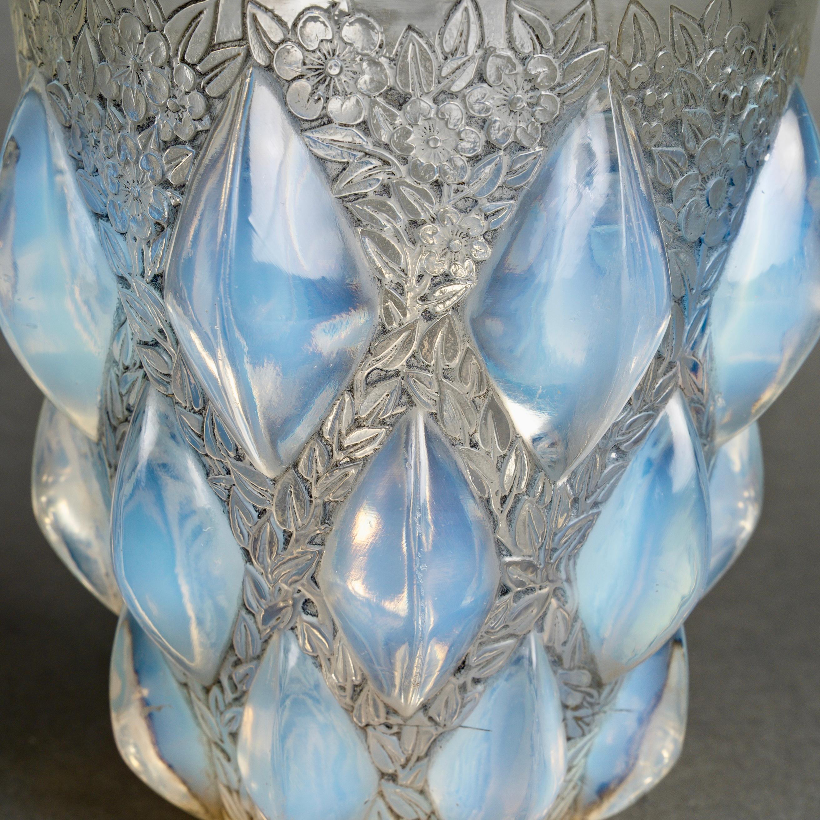 Francese 1927 René Lalique - Vaso Rampillon in vetro opalescente con patina grigia in vendita