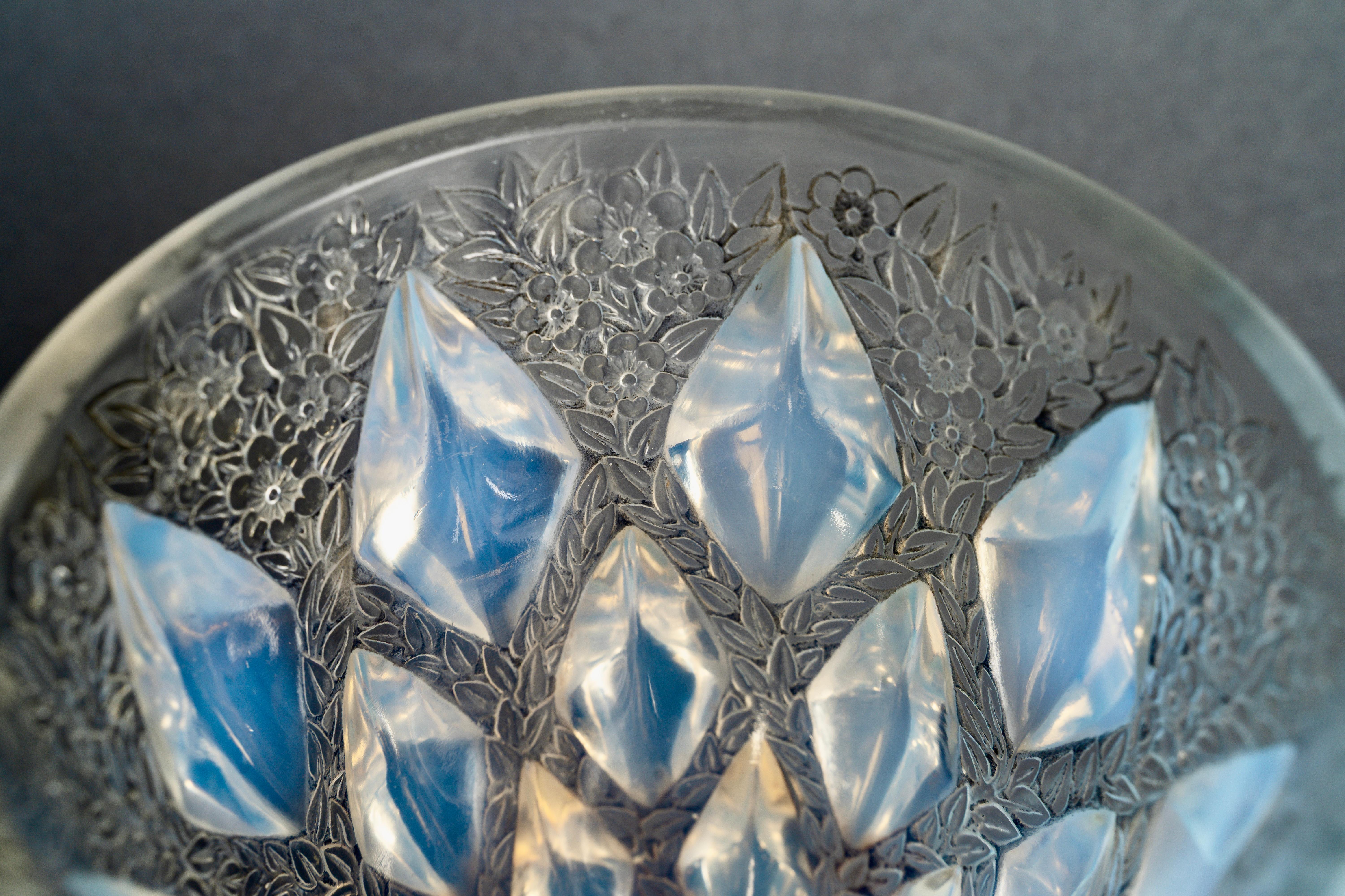 Stampato 1927 René Lalique - Vaso Rampillon in vetro opalescente con patina grigia in vendita