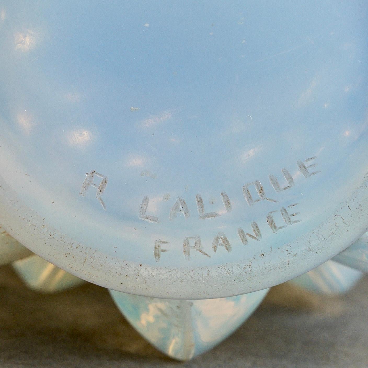 1927 René Lalique - Vaso Rampillon in vetro opalescente con patina grigia In condizioni buone in vendita a Boulogne Billancourt, FR