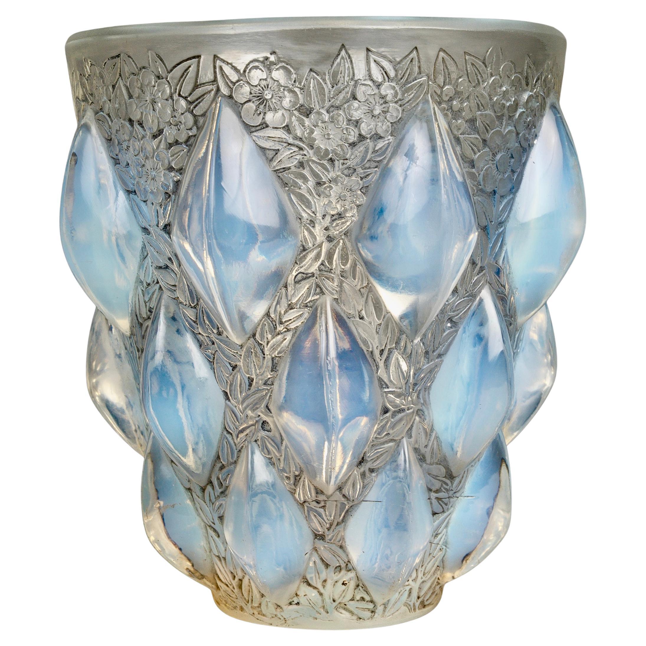 1927 René Lalique - Vaso Rampillon in vetro opalescente con patina grigia