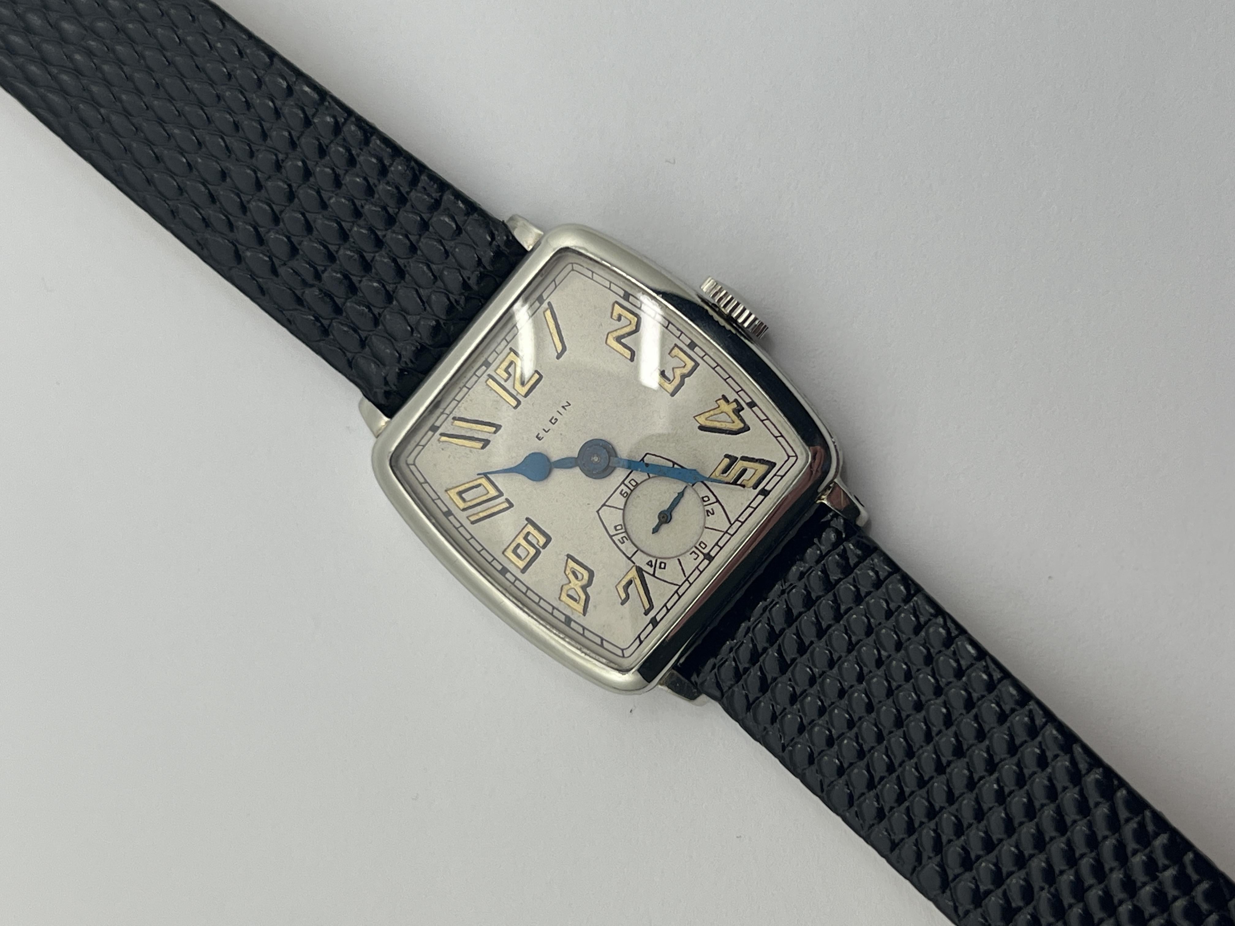 1928 Elgin E-1 Series, 15 Jewel, Rare Dial Offering In Good Condition For Sale In Raleigh, NC