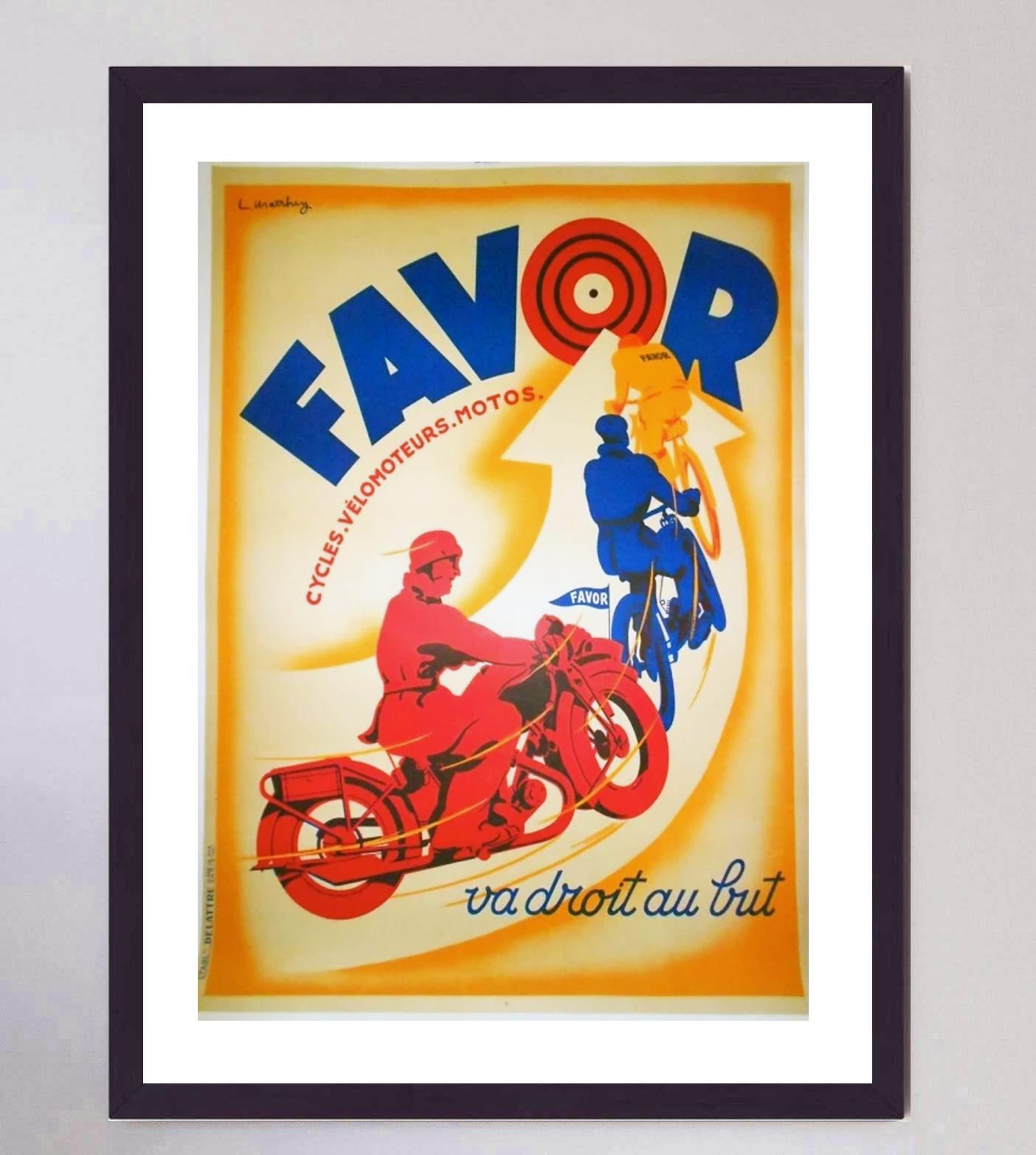 Absolument magnifique lithographie originale de 1928 pour Favor. Fondée en 1898 en tant que fabricant de bicyclettes, Favor s'est lancée dans la production de motos et a poursuivi ses activités jusque dans les années 1970. Cette affiche colorée et