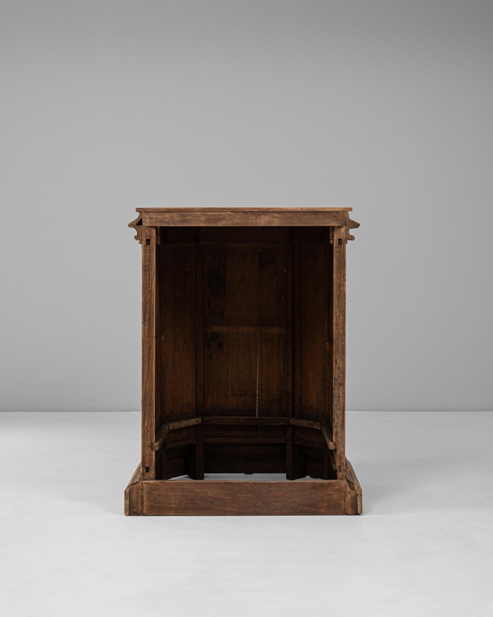 Chaire en bois néo-gothique française de 1928 Bon état - En vente à High Point, NC