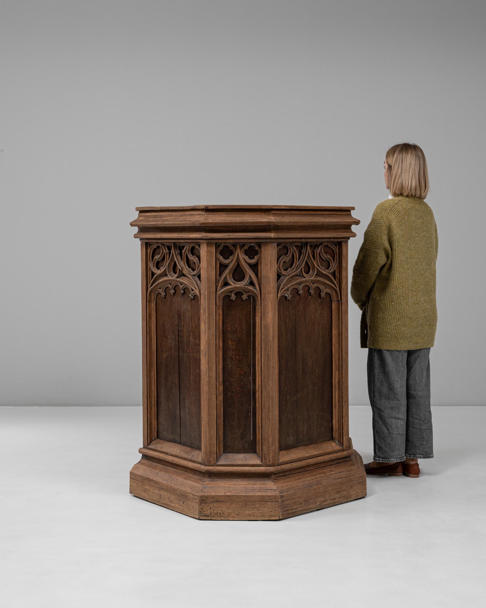 Bois Chaire en bois néo-gothique française de 1928 en vente