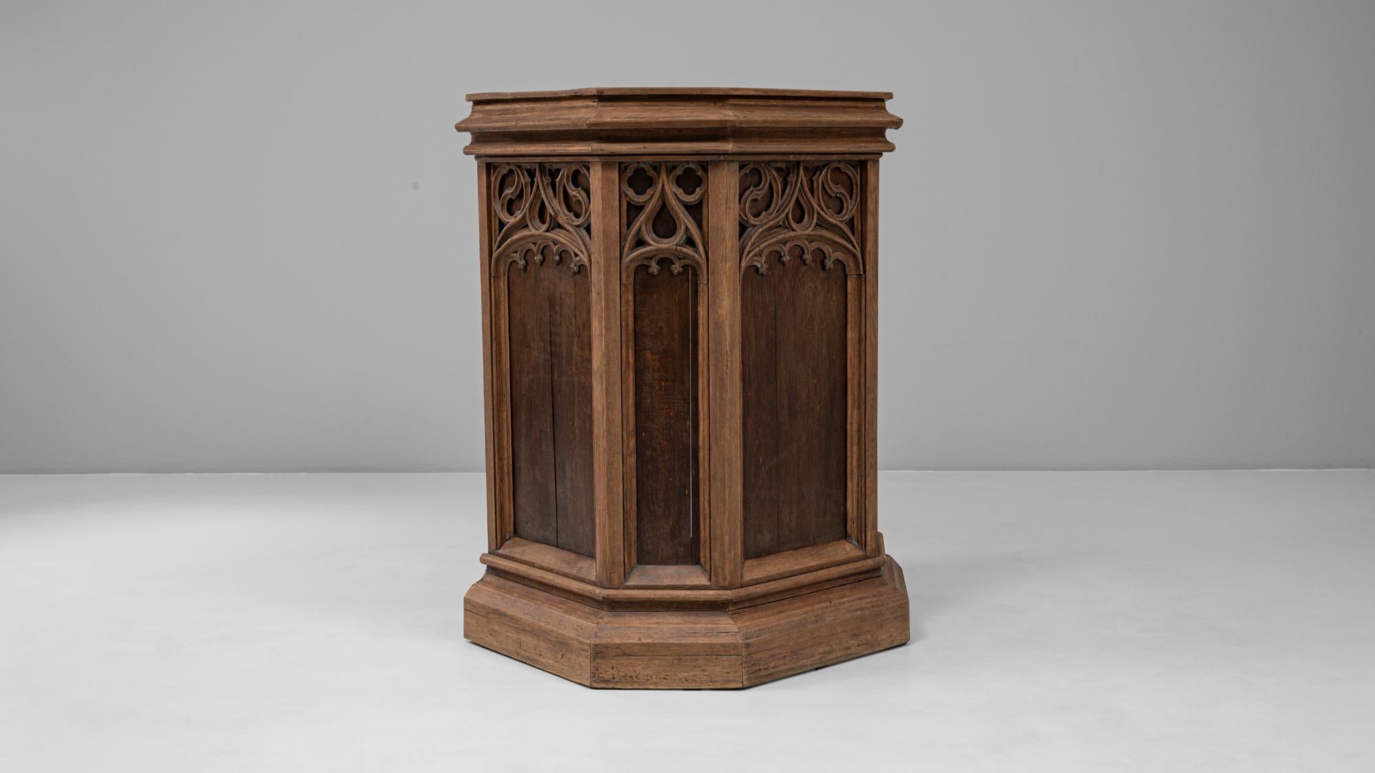 Chaire en bois néo-gothique française de 1928 en vente 2