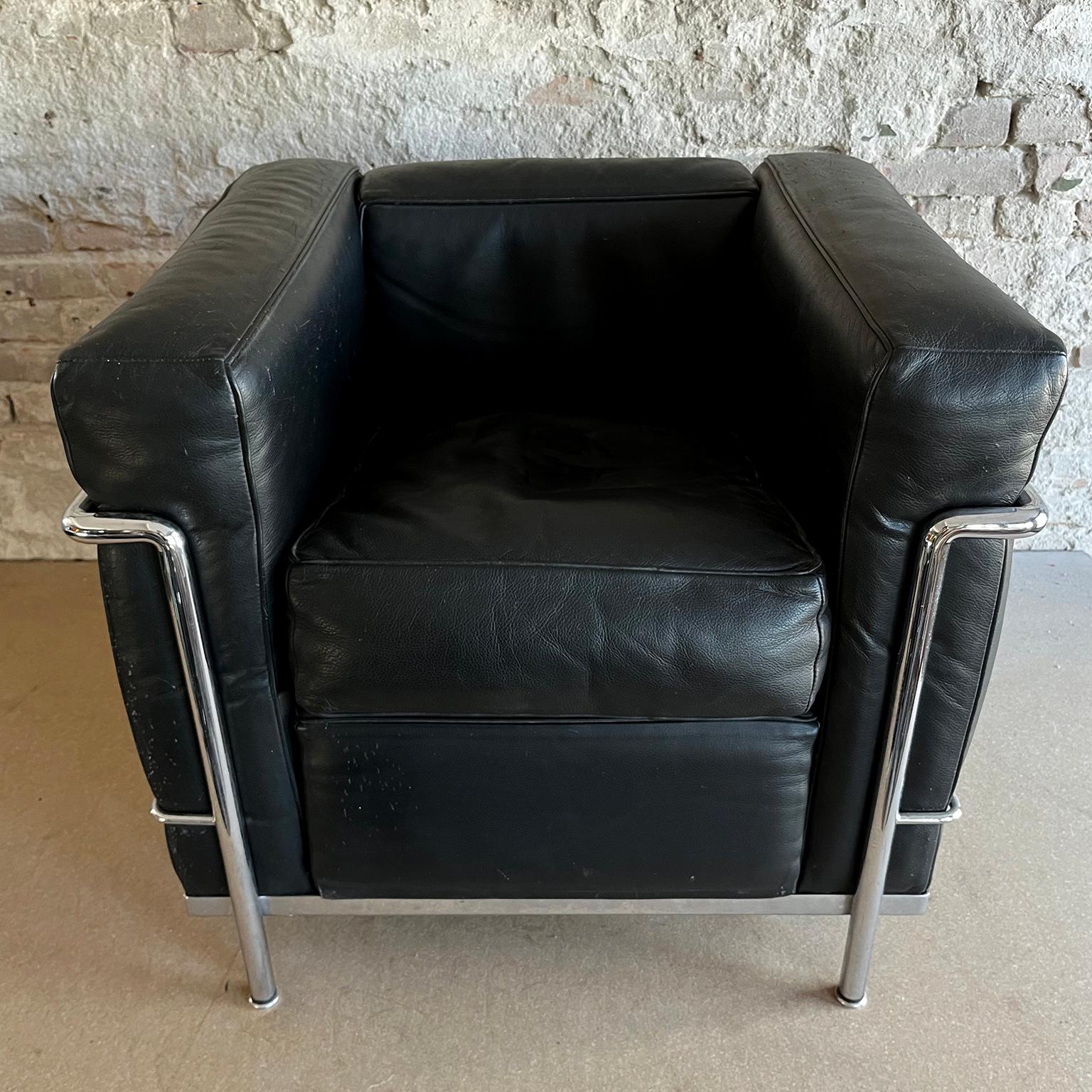 1928, Le Corbusier, LC2 Easy Chair aus schwarzem Leder von Cassina (Metall)