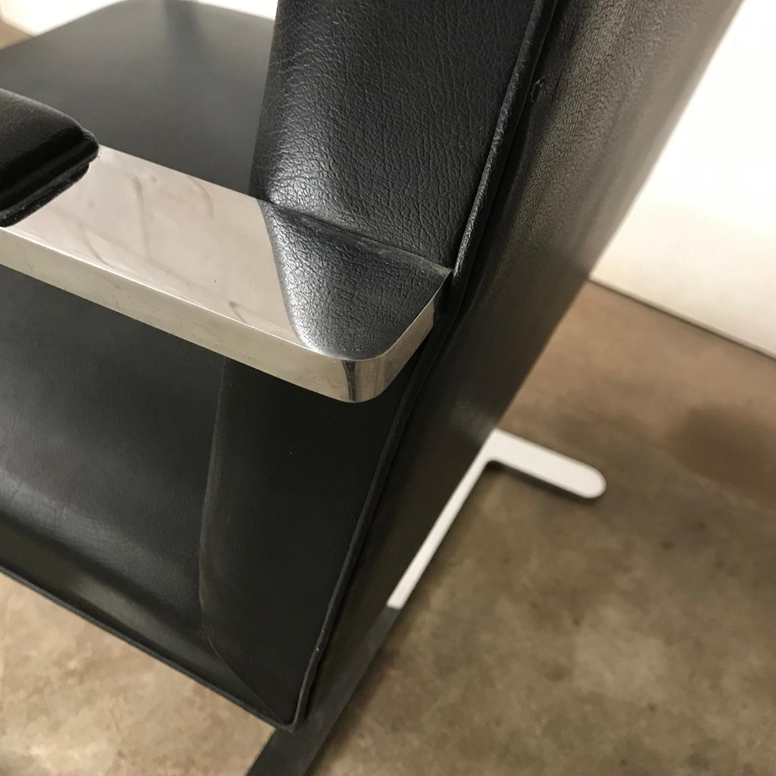 1928, Ludwig Mies van der Rohe, Knoll Brno Chair in Black Leather 1