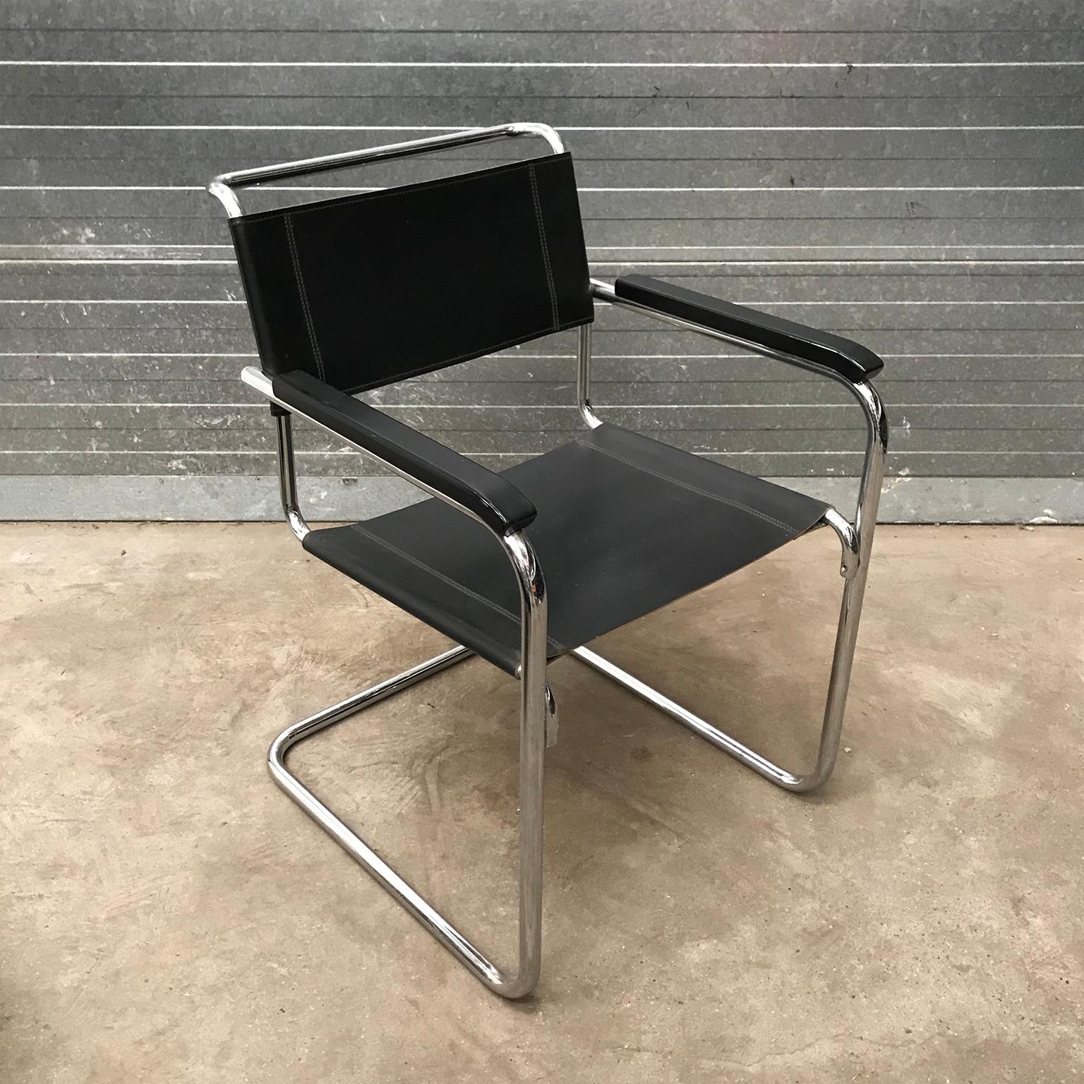 Schöner Thonet-Stuhl mit Sitz und Rückenlehne aus Leder und schwarzen Armlehnen. Der Stuhl ist in gutem Zustand, bis auf einige Gebrauchsspuren wie einige kleine Kratzer auf der Sitzfläche (Bilder #12 und #14), einige (rostige) Flecken auf dem