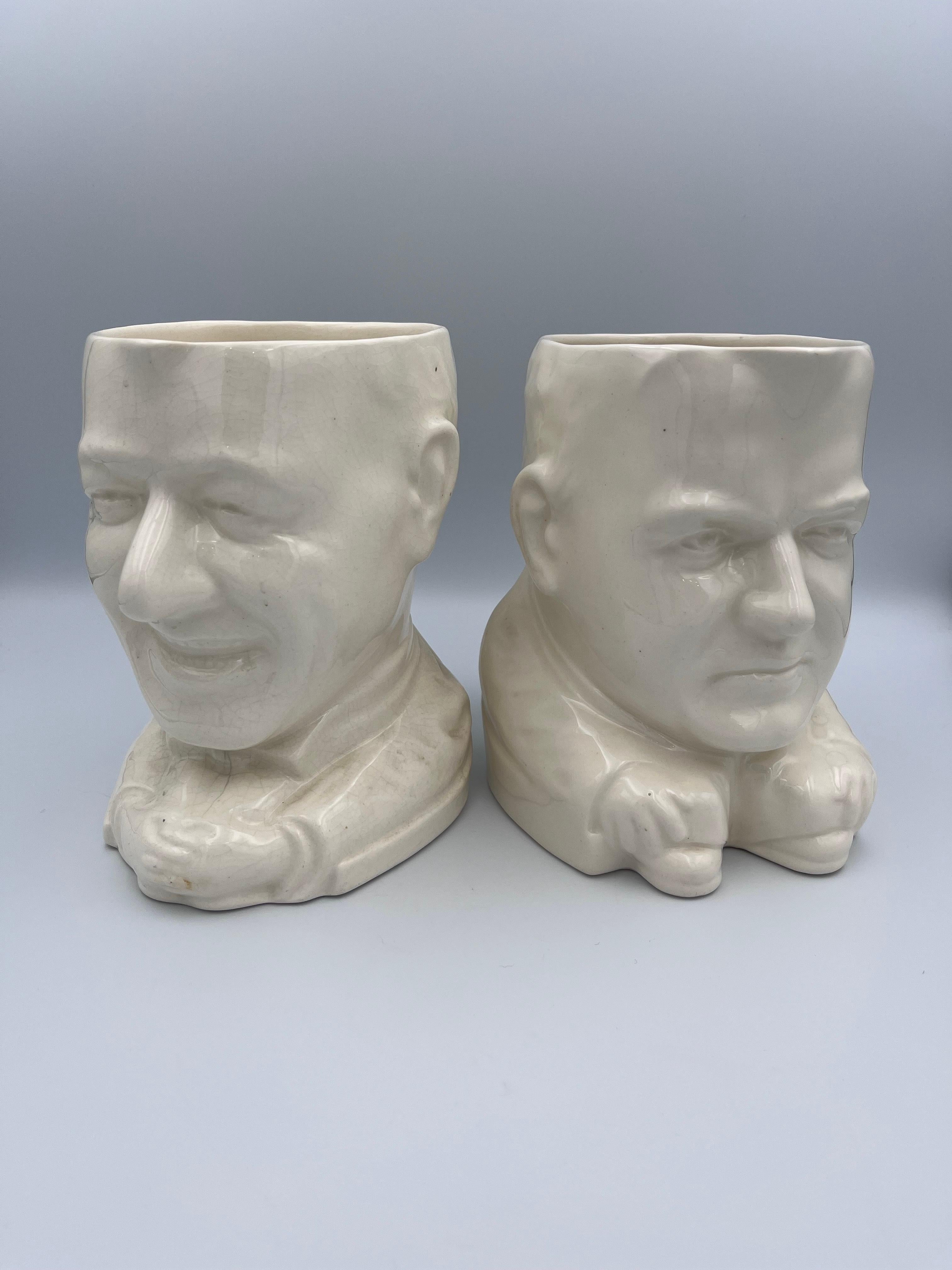 Une ravissante paire de pichets de campagne de 1928 fabriqués pour le concours présidentiel Hoover-Smith. Chaque pichet est moulé comme un portrait caricatural : Herbert Hoover est représenté avec un corps dramatique et raccourci et une pose sévère