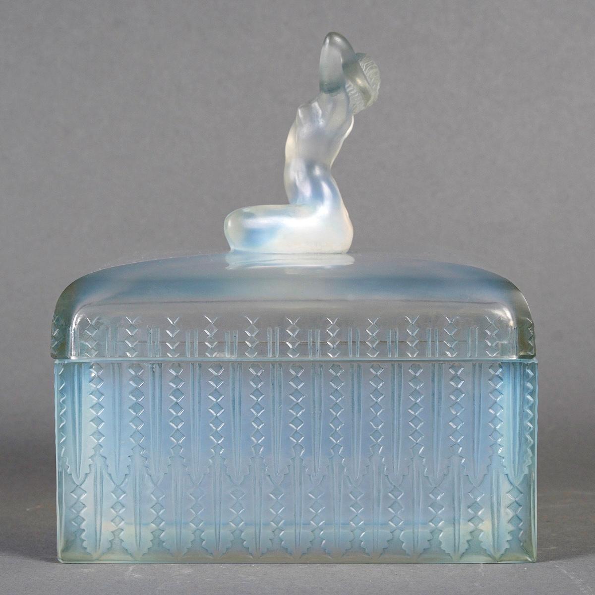 Art Deco 1928 René Lalique Box Sultane Opalescent Glass with Blue Patina