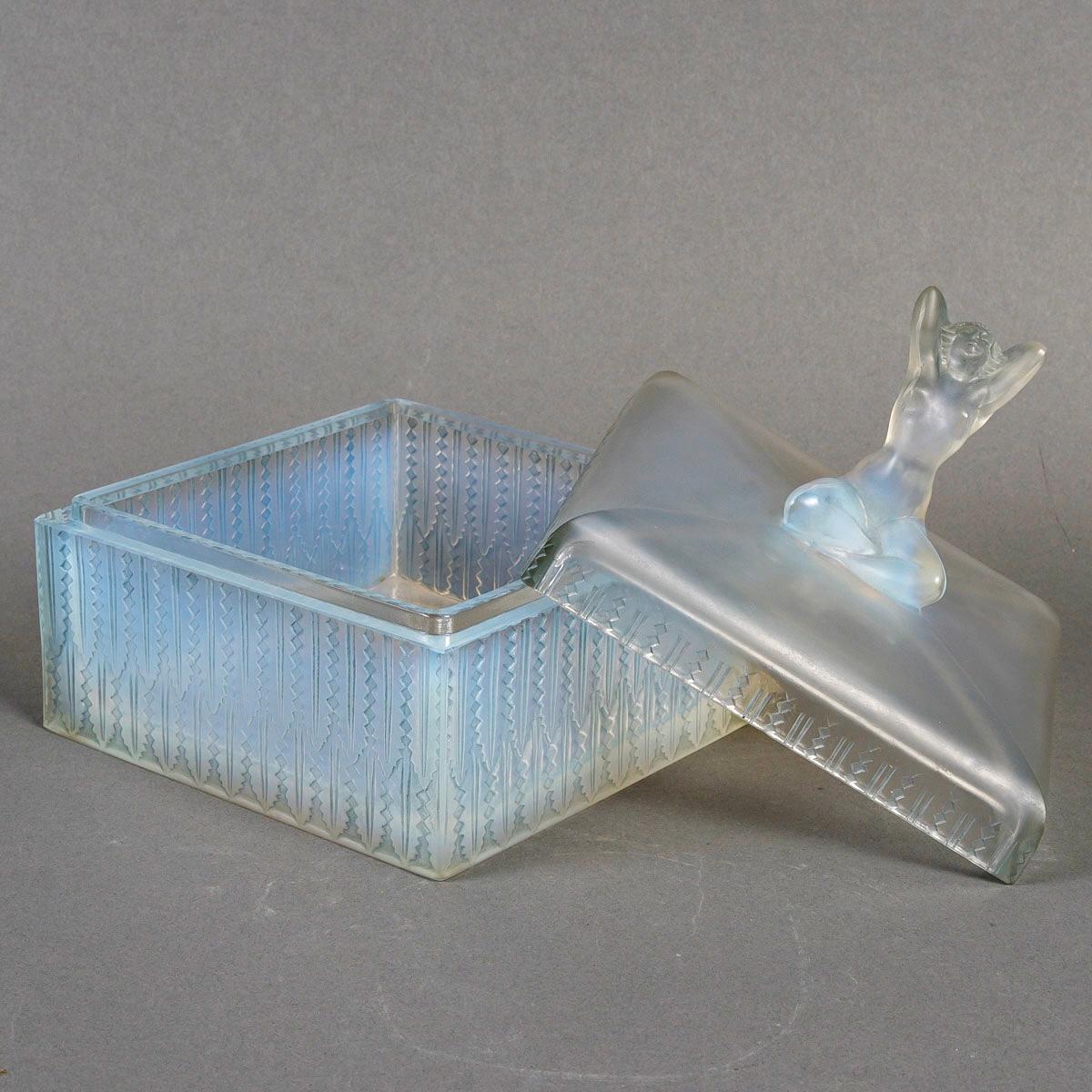 French 1928 René Lalique Box Sultane Opalescent Glass with Blue Patina For Sale