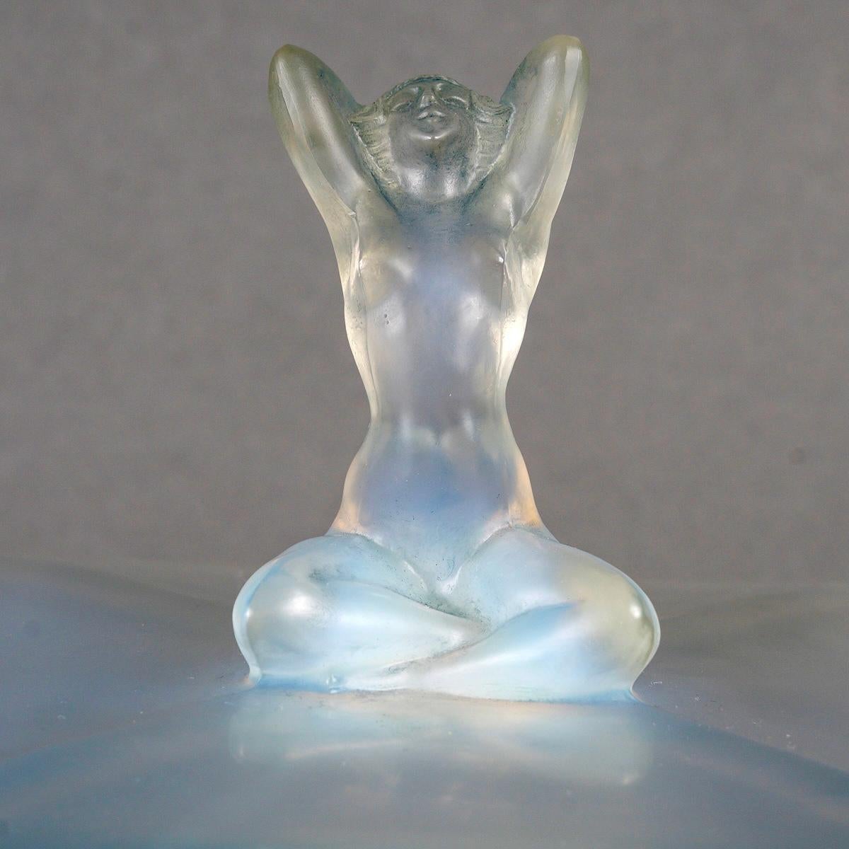 Molded 1928 René Lalique Box Sultane Opalescent Glass with Blue Patina For Sale