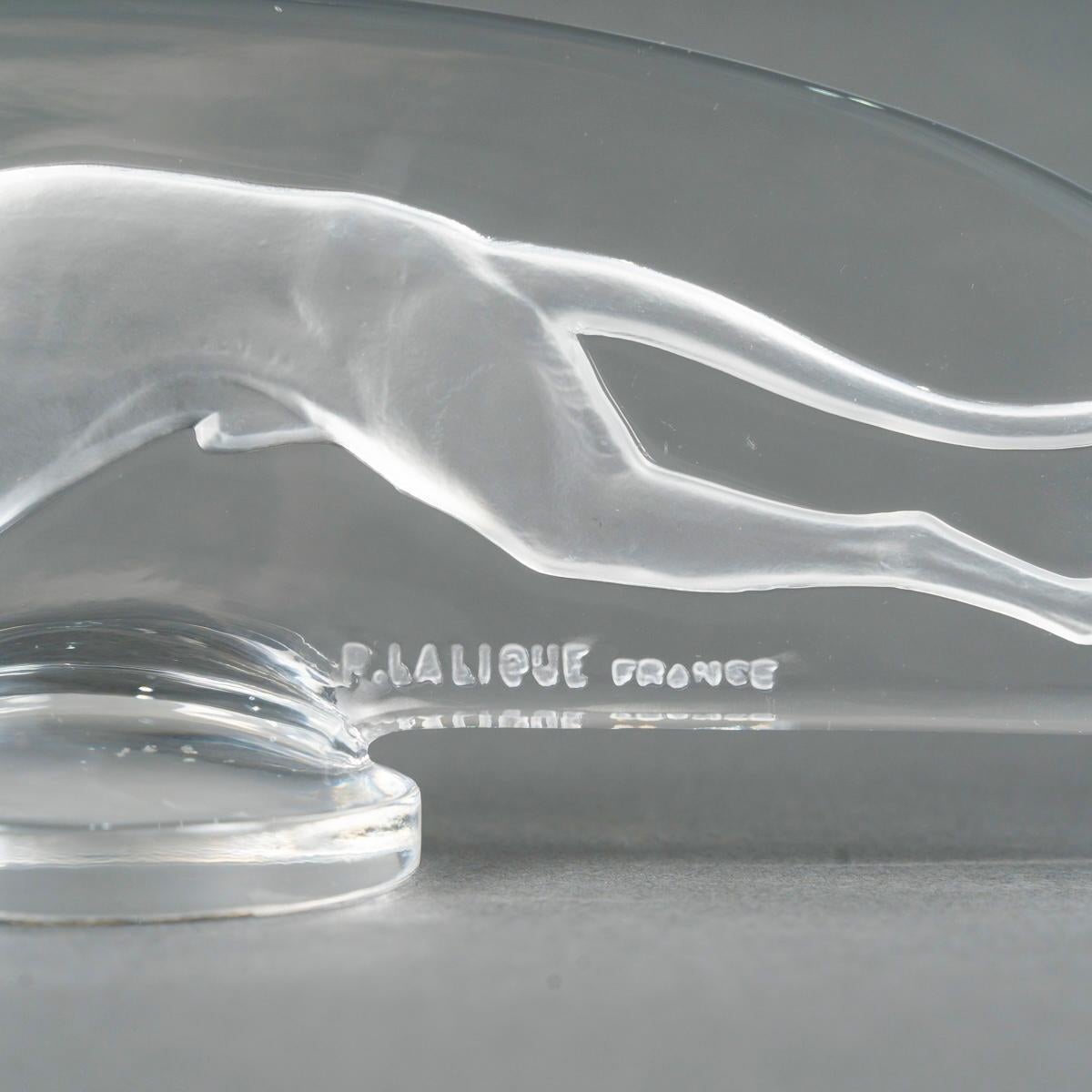 1928 René Lalique Coche Mascota Adorno Capucha Levrier Galgo Vidrio en Bueno estado para la venta en Boulogne Billancourt, FR