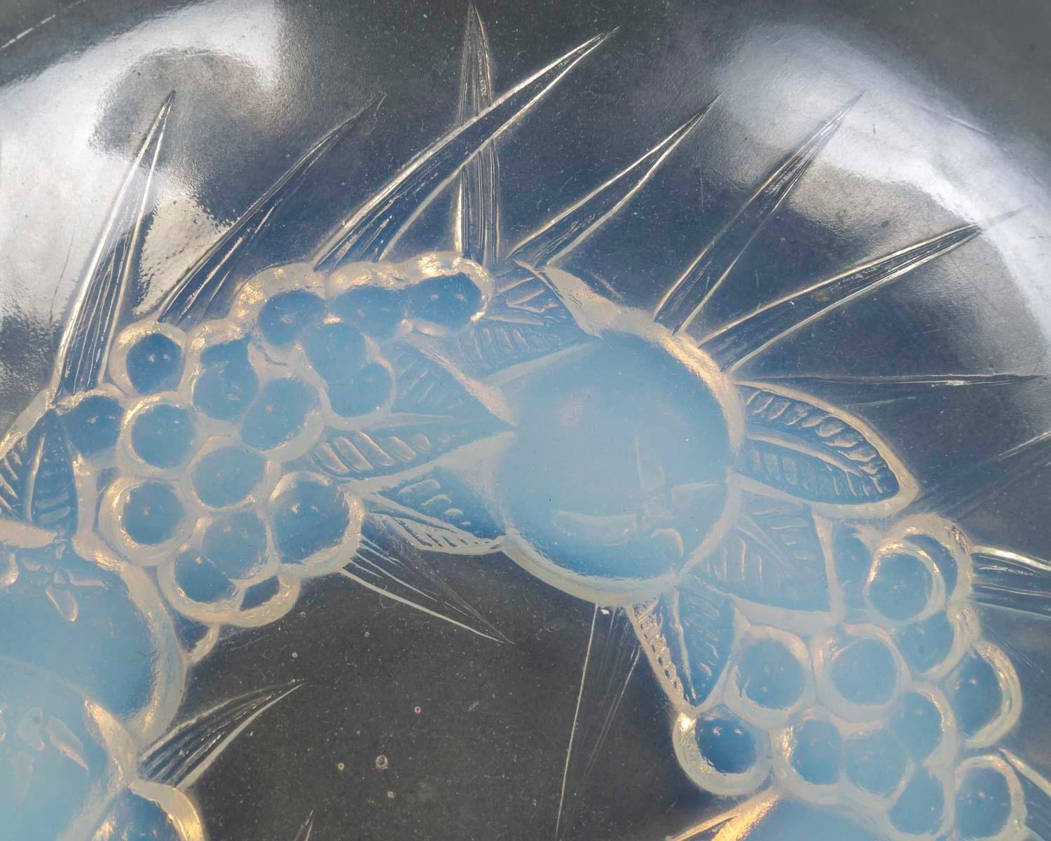 French 1928 René Lalique - Coupe Mont Dore Verre Opalescent