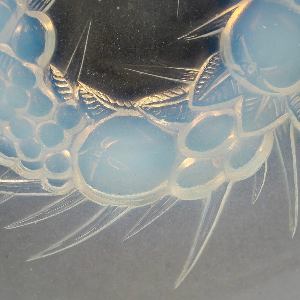 Molded 1928 René Lalique - Coupe Mont Dore Verre Opalescent